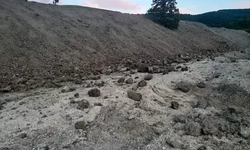 Toprak kaydı... Köy yolu ulaşıma kapandı...