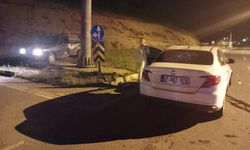 Yol ayrımında kaza... 2 kişi yaralandı...