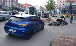 Otomobil sağından geçmek isteyen motosiklete çarptı...