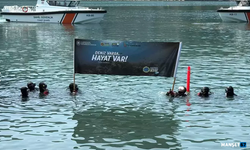Dalgıçlar limanda pankart açtı... Deniz varsa Hayat var...