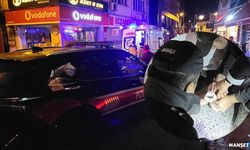 Tuvaletin kapısını çalan gençlere bıçaklı saldırı…