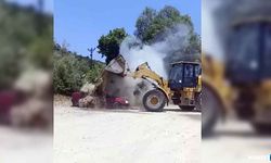 Yanan otomobili iş makinesi söndürdü…