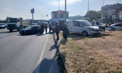 Otomobil çarptı... Kamyonet refüje çıktı...