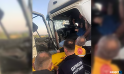 TIR'a çarpan sürücü araçta sıkıştı...