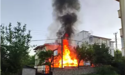 3 katlı ev alev alev yandı... 4 kişi hastaneye kaldırıldı