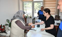 Şerife teyze parasını teslim aldı...