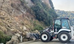 Düşen kaya parçaları yolu kapattı...