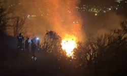 Ekipler yangına canla başla mücadele ediyor...