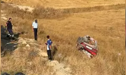 Otomobil tarlaya devrildi... 2'si çocuk 5 yaralı...