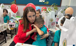 Okulun ilk gününde öğrencileri teselli etti..