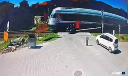 Motosiklet, trene çarptı; kaza kamerada...