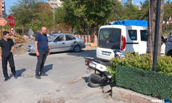 Motosiklet otomobile çarptı... Sürücü yaralandı...