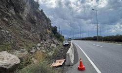 Hakimiyetini kaybeden sürücü bariyerlere girdi...