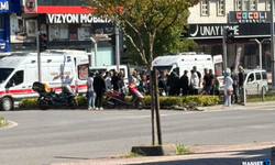 Motosiklet sürücüsü refüje çarparak durdu... 2 yaralı...