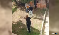 Annesini ve kız kardeşini darbetti...