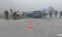 Kavşakta otomobiller çarpıştı: 1’i bebek, 4 yaralı...