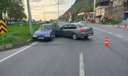 Yine ters yön faciası... Otomobiller çarpıştı...