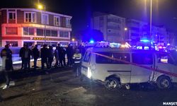 Kepez'de kaza... Araçta sıkıştı...