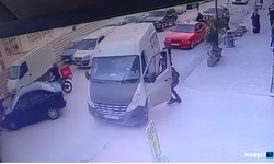 Minibüs geriye kaçtı, görevli facianın önüne geçti...