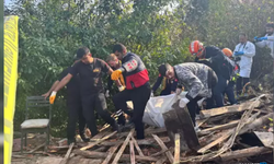 Ahşap ev yıkıldı; altında kalan sahibi...