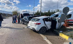 Kavşakta otomobiller çarpıştı... Çok sayıda yaralı...