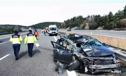 Otomobil, otoyolda kamyona çarptı; 3 yaralı...