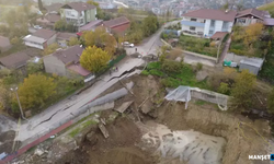 Kazılan temelin yanından geçen yol çöktü...