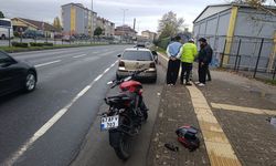 Motoru kaydırdı… Otomobillere çarptı…