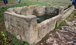 Doğa yürüyüşünde, su oluğu olarak kullanılan lahit buldular