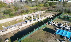 Roma dönemine ait sütunlar yerlerine yerleştiriliyor...