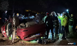 Otomobil, refüjdeki ağaca çarpıp ters döndü...