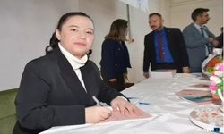 Ruhsal engelli kadın, şiir kitabıyla imza günü düzenledi...