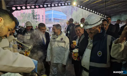 Yeraltına inerek madencilerle bir araya geldiler...