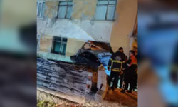 Kontrolden çıkan cip,  eve girdi...