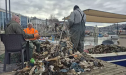 Balıkçıların ağına yaklaşık 1 ton çöp takıldı...