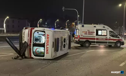 Ambulans devrildi; 3 sağlık personeli yaralı...