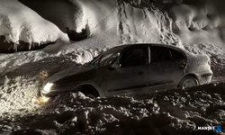 Kar yağışı etkisini gösteriyor... Araçlar kar altında kaldı