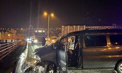 Ticari kamyonet bariyerlere çarptı... 3 yaralı...