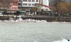 Fırtınada dalga boyu 3 metreye ulaştı...