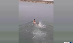 Soğuk havaya aldırmadan denize girip, yüzdü...