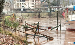 Eriyen kar ile sağanak birleşti... Irmak taştı...