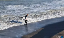 Denizde sörf yapanları görüp, 'boğulma' ihbarı verdiler...