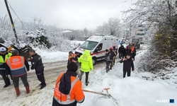 Çöp kamyonu karda kaydı; temizlik işçisi yaralandı...
