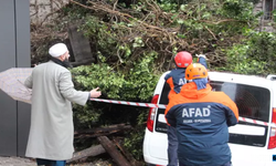 Metruk bina aracın üzerine çöktü...