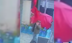 Küçük çocuğun bayrak sevgisi...