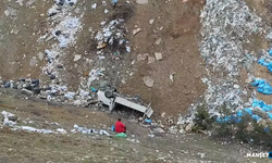 Kamyonet şarampole devrildi... 2 yaralı...