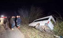 Minibüs şarampole devrildi... Yaralılar var...