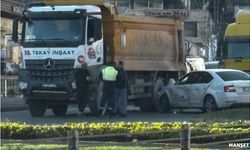 Hafriyat kamyonu otomobille çarpıştı…