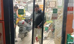Markete daldı… Müşteriler panik yaşadı…