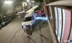 Otomobil, sokakta park halindeki araçlara çarptı...